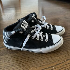 Kids converse all star mid. Size 5.